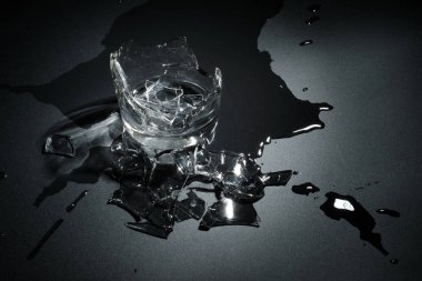 Bir son dakika bardak su siyah arka plan üzerine