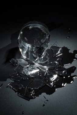 Bir son dakika bardak su siyah arka plan üzerine