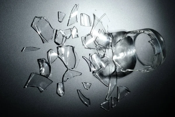 Bir son dakika bardak su siyah arka plan üzerine