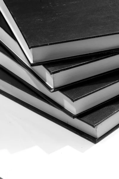 Teil der Hardcover-Bücher aus Leder — Stockfoto