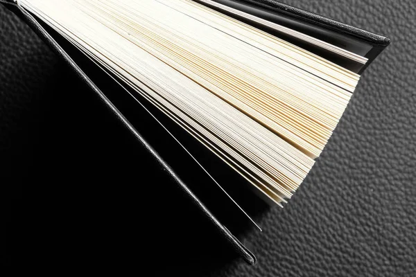 Livro de capa dura em fundo preto — Fotografia de Stock