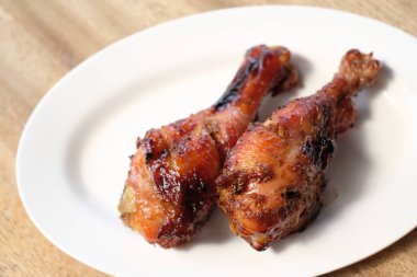 Beyaz tabak - yumuşak odak içinde kavrulmuş tavuk otlar