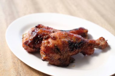 Beyaz tabak - yumuşak odak içinde kavrulmuş tavuk otlar