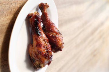 Beyaz tabak - yumuşak odak içinde kavrulmuş tavuk otlar