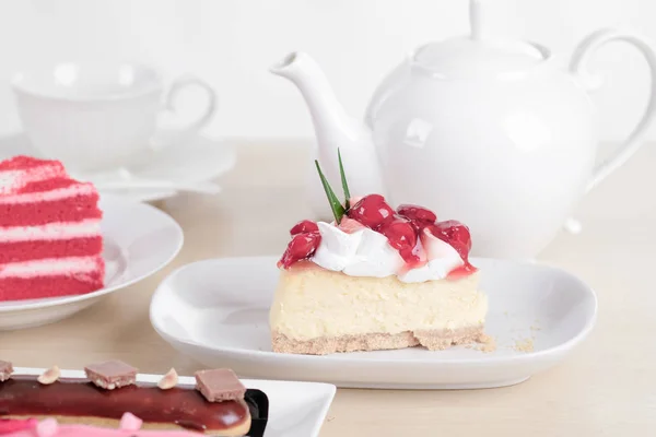 Kue Yang Indah Dan Makanan Penutup Meja Kayu Dengan Warna — Stok Foto