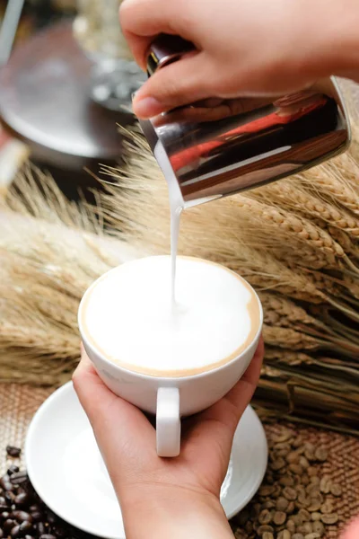 Close Versando Latte Caffettiera Latte Caldo Soft Focus — Foto Stock