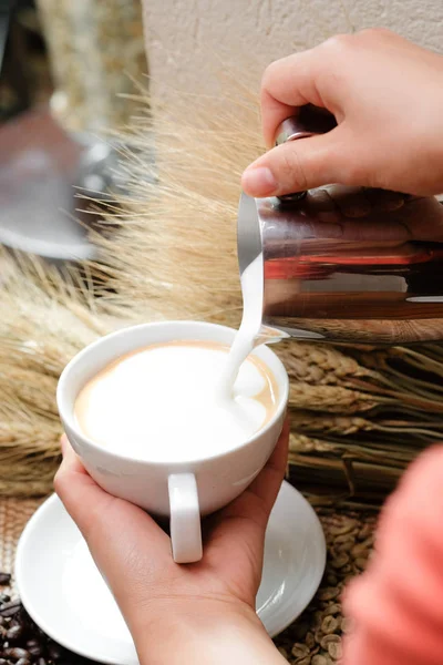 Detailní Záběr Nalévání Mléka Kávy Horké Latte Soft Focus — Stock fotografie
