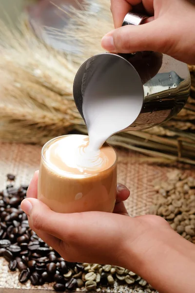 Close Versando Latte Caffettiera Latte Caldo Soft Focus — Foto Stock