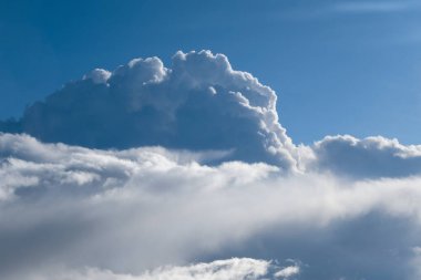 Yağmur bulutları ve mavi gökyüzü uçaktan havadan görünümü