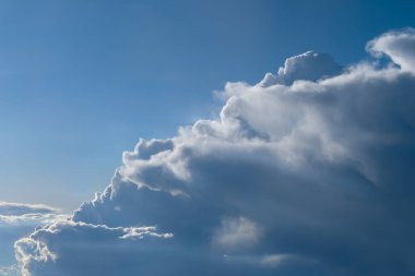 Yağmur bulutları ve mavi gökyüzü uçaktan havadan görünümü