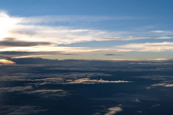 黄昏时分雨云和蓝天的飞机鸟瞰图 — 图库照片