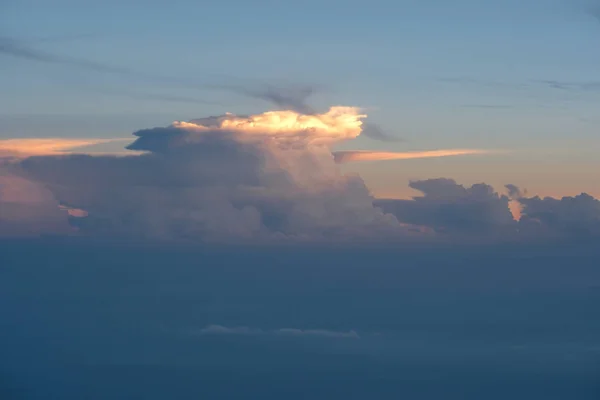 夕暮れ時の雨雲と青空の飛行機からの航空写真 — ストック写真