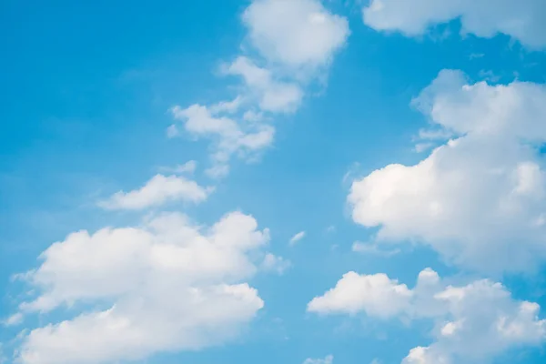 ふわふわの雲と美しい空 — ストック写真