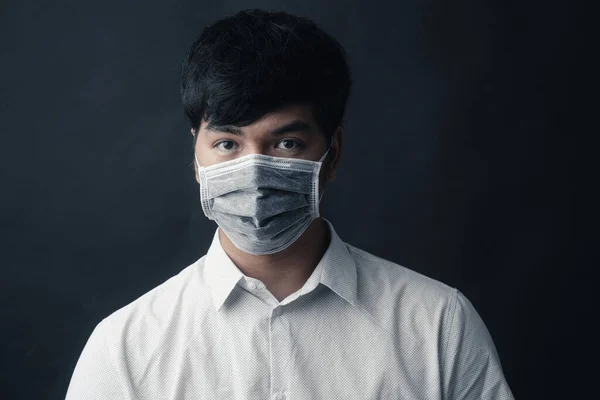 Asiatisk Man Med Medicinsk Mask Ansiktet Svart Bakgrund Studio Porträtt — Stockfoto