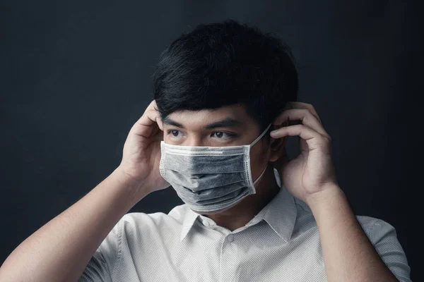 Asiatisk Man Med Medicinsk Mask Ansiktet Svart Bakgrund Studio Porträtt — Stockfoto