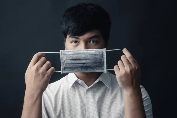 Asiatischer Mann Mit Medizinischer Maske Gesicht Vor Schwarzem Hintergrund Studioporträt Stockbild