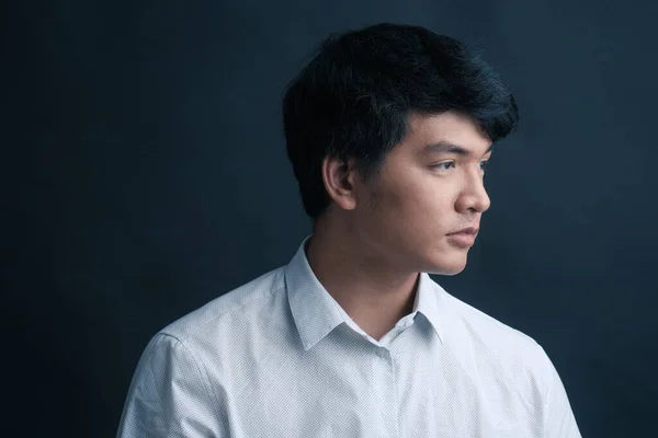 Studioporträt Eines Asiatischen Mannes Auf Schwarzem Hintergrund — Stockfoto