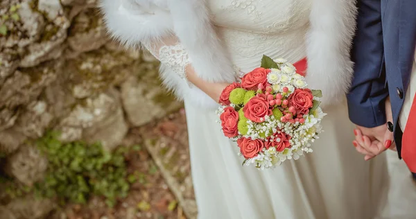 Bouquet de mariée dans les mains de mariée, intérieur. Mariée et marié . — Photo