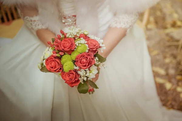 Bridal bouquet in hands — Stock Photo, Image