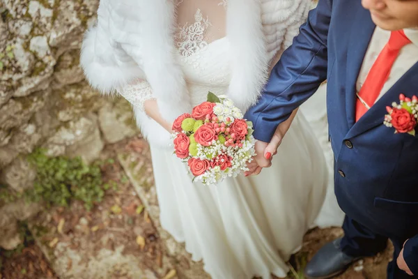 Bouquet de mariée dans les mains de mariée, intérieur. Mariée et marié . — Photo