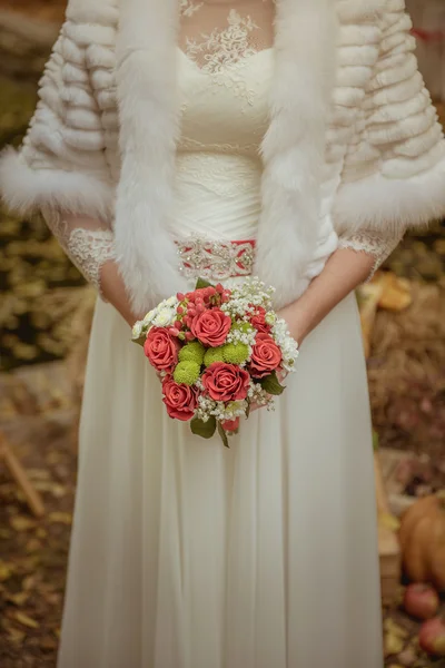 Bridal bouquet in hands — Stock Photo, Image