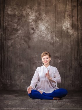 Stüdyoda yoga yapan bir kadın.