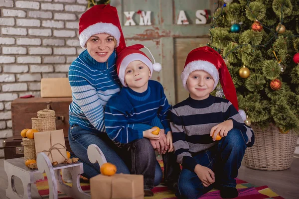 Anya és két fia, karácsonyfa közelében — Stock Fotó