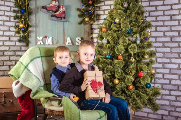 Két fiú-ajándék a karácsonyfa közelében — Stock Fotó
