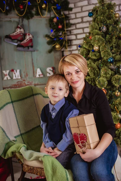 Mamá y dos hijos cerca del árbol de Navidad —  Fotos de Stock