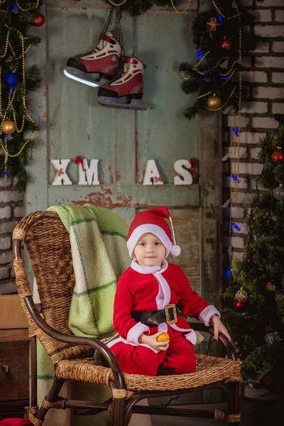 Menino vestido de Papai Noel — Fotografia de Stock