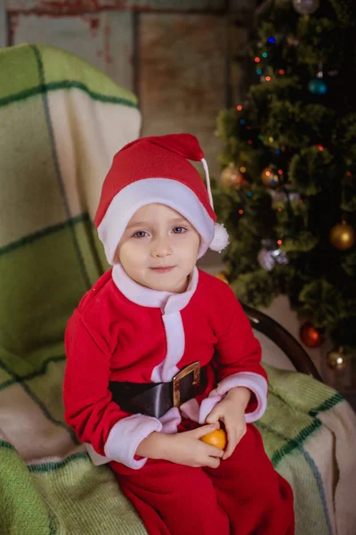 Băiat îmbrăcat în Moș Crăciun — Fotografie, imagine de stoc