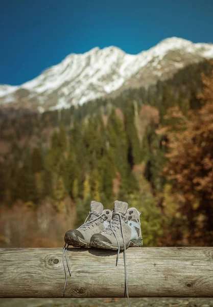 Stiefel vor Bergkulisse — Stockfoto