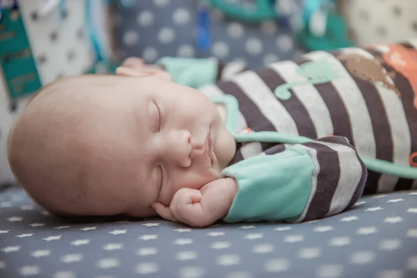 Neugeborenes schlafendes Baby im Kinderbett — Stockfoto
