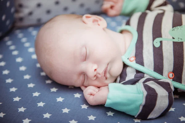 Neugeborenes schlafendes Baby im Kinderbett — Stockfoto