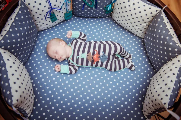 Noworodek śpi w niemowlęcym — Zdjęcie stockowe