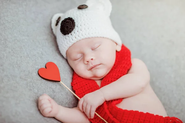 Novorozený chlapec valentine v rukou — Stock fotografie