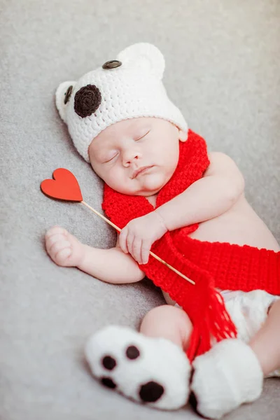 Neugeborener Junge hält einen Valentin in den Händen — Stockfoto