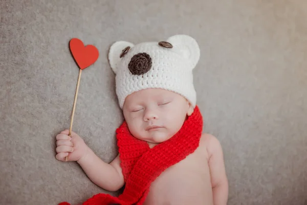 Novorozený chlapec valentine v rukou — Stock fotografie