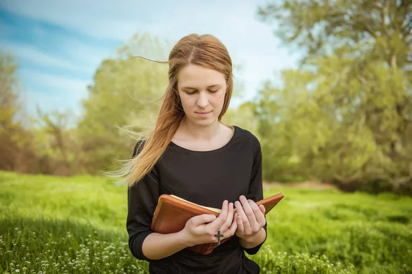 Dívka s Bible venku — Stock fotografie