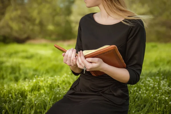 Menina com a Bíblia ao ar livre — Fotografia de Stock