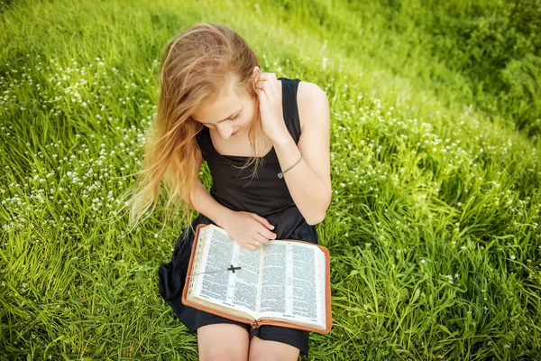 Girl with the Bible outdoors — Stock Photo, Image
