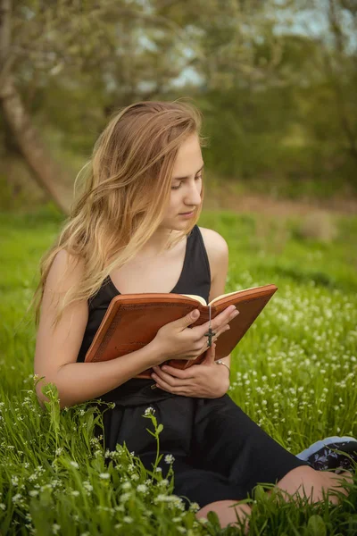 Menina com a Bíblia ao ar livre — Fotografia de Stock