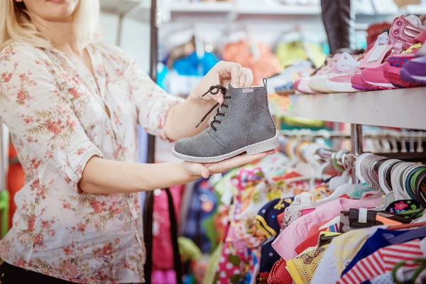 Mulher no supermercado compra sapatos — Fotografia de Stock