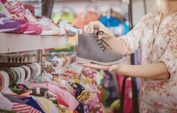 Mulher no supermercado compra sapatos — Fotografia de Stock