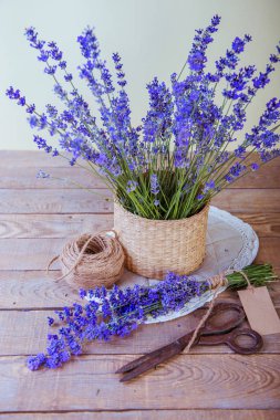 Boş fotoğraf çerçevelemek ve lavanta buket