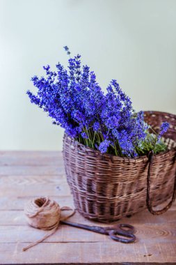 Sepet ve lavanta studio fotoğraf