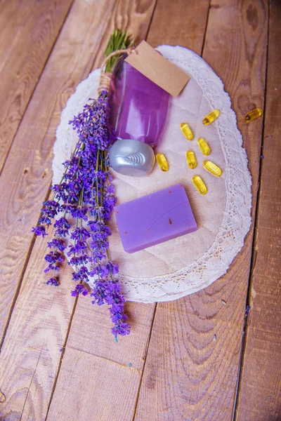 Natuurlijke cosmetica van lavendel. — Stockfoto
