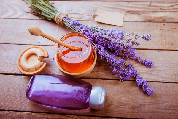 Naturkosmetik aus Lavendel und Honig — Stockfoto