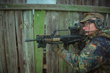 Askeri onun disposition değiştirir. Bundeswehr asker.