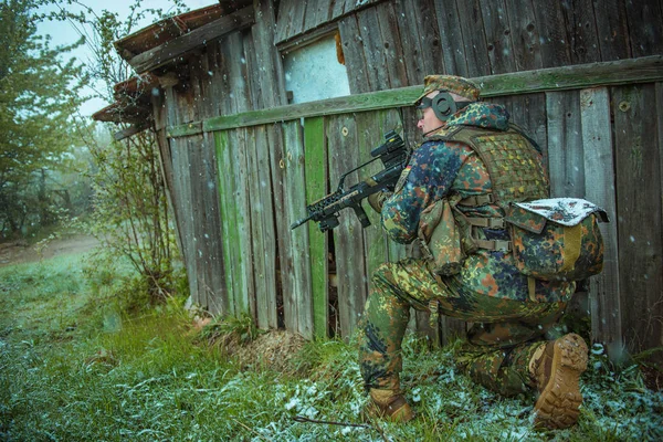 Militära ändras hans disposition. Bundeswehr soldat. — Stockfoto